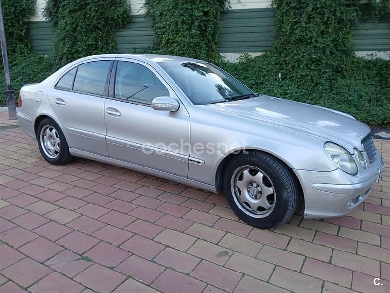 Usado Mercedes E220 Avantgarde 143 CV (105 kW) 2003 Gris / plata Berlina