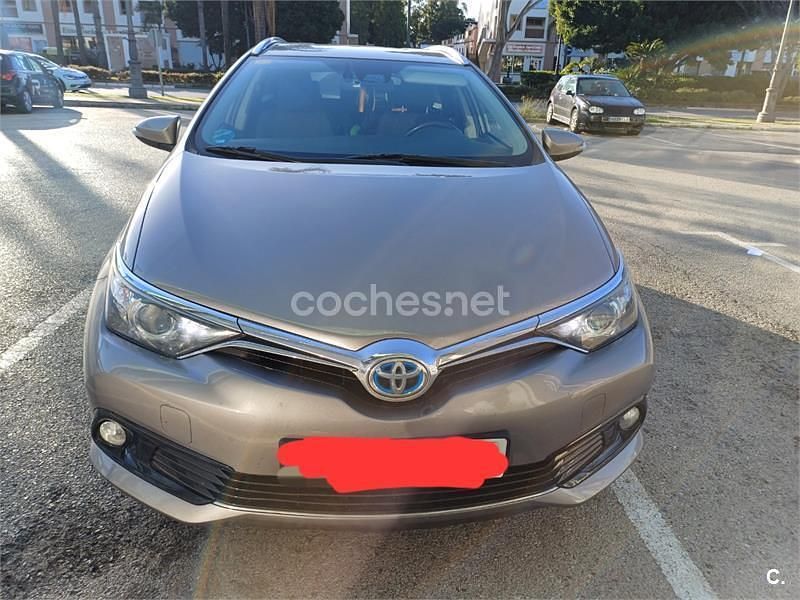 Usado Toyota Auris Hybrid Active 136 CV (100 kW) 2016 Gris / plata Familiar