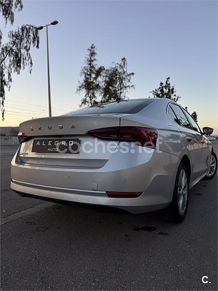 Usado Skoda Octavia Style 150 CV (110 kW) 2023 Gris / plata Familiar