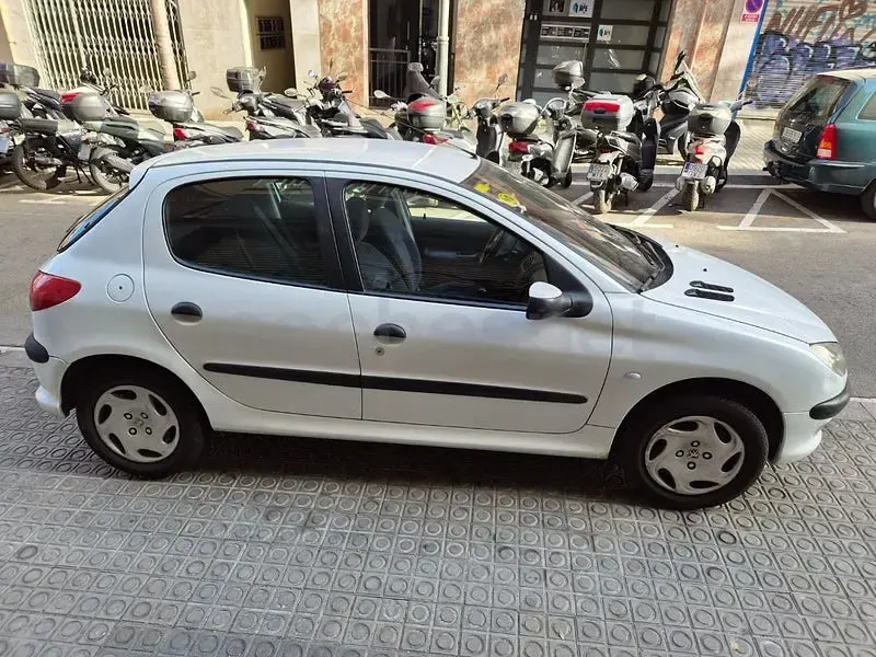 Usado Peugeot 206 110 CV (80 kW) 2001 Blanco Berlina