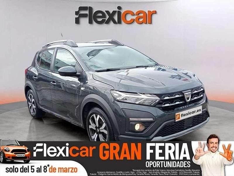 Usado Dacia Sandero Comfort 101 CV (74 kW) 2022 Gris Utilitario