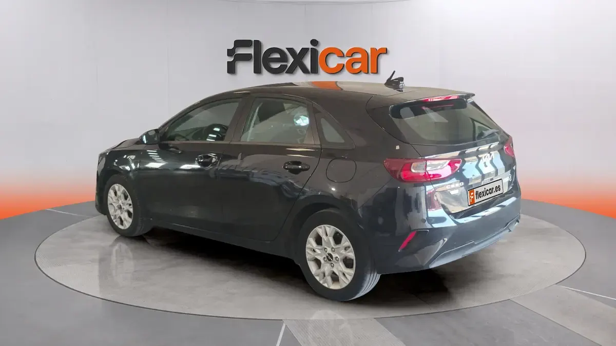 Usado Kia Ceed 101 CV (74 kW) 2021 Negro Utilitario