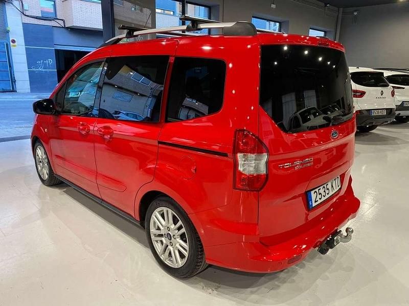 Usado Ford Tourneo Courier Titanium 102 CV (75 kW) 2019 Rojo Monovolumen