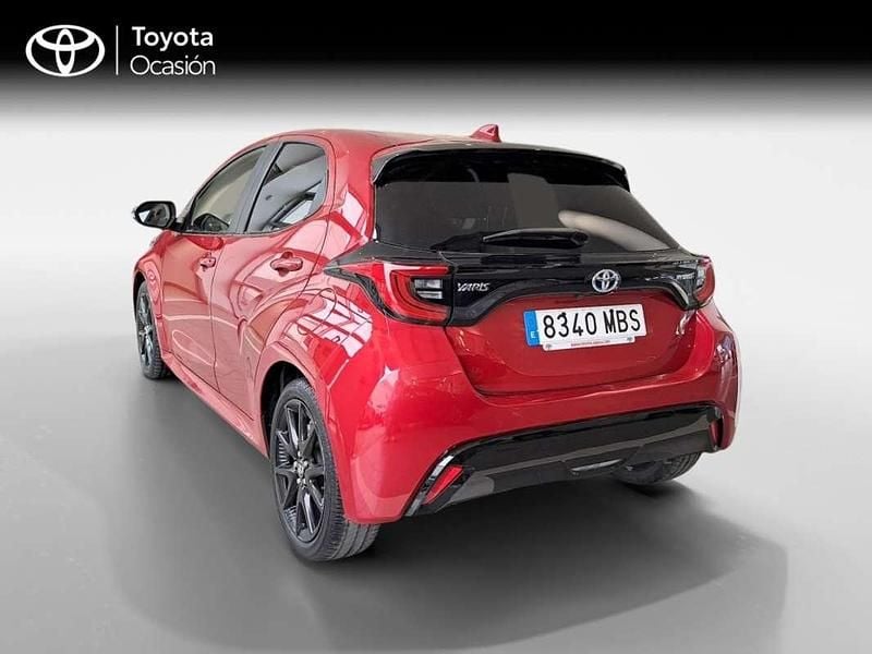 Usado Toyota Yaris Style 116 CV (85 kW) 2022 Rojo Utilitario