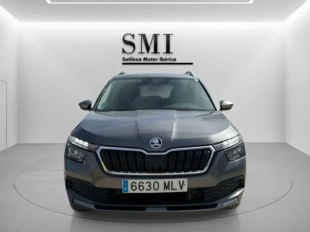Usado Skoda Kamiq Ambition 110 CV (80 kW) 2023 Gris SUV