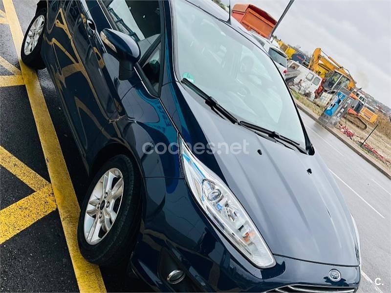 Usado Ford Fiesta Trend 100 CV (73 kW) 2015 Azul Berlina