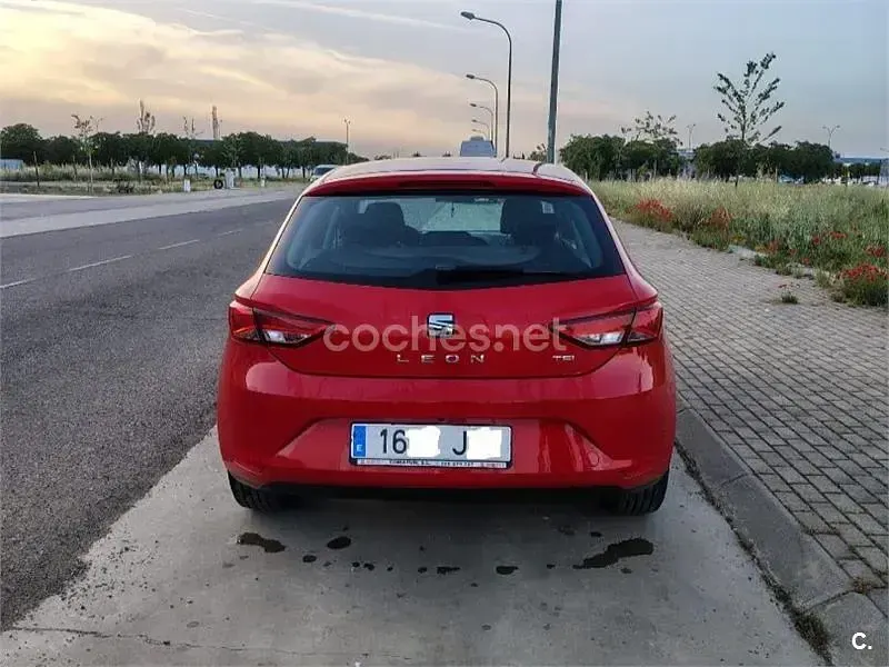 Usado Seat Leon Style 110 CV (80 kW) 2015 Rojo Berlina