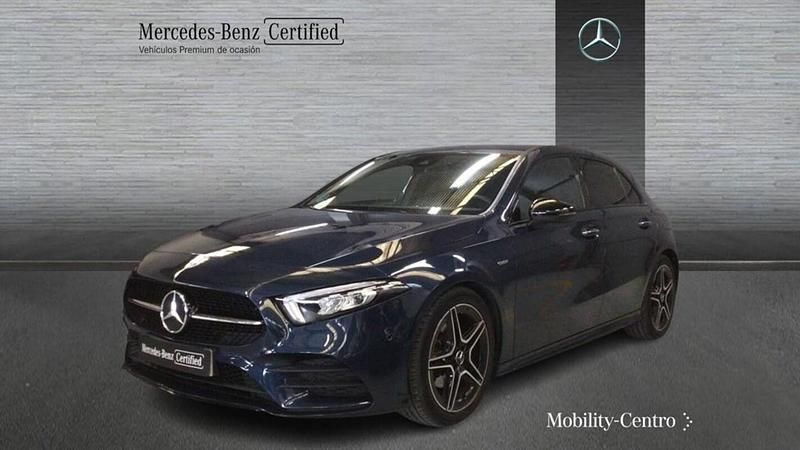Usado Mercedes A180 AMG line 116 CV (85 kW) 2021 Denim blue  metallic paint Berlina