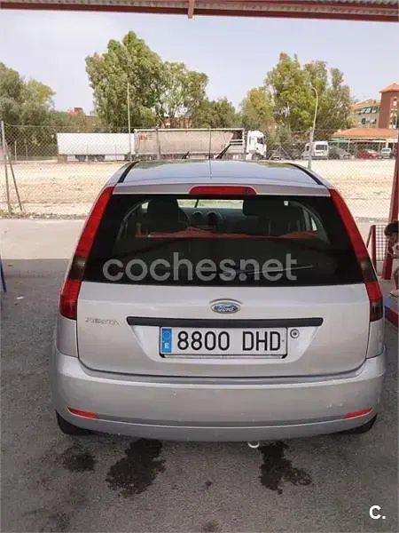 Usado Ford Fiesta 80 CV (58 kW) 2005 Blanco Utilitario