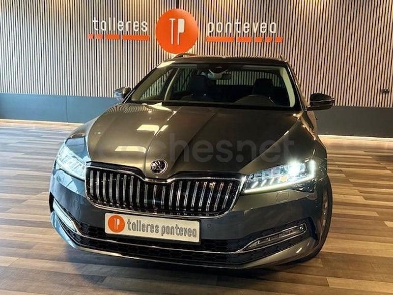 Usado Skoda Superb Style 200 CV (147 kW) 2022 Gris / plata Familiar