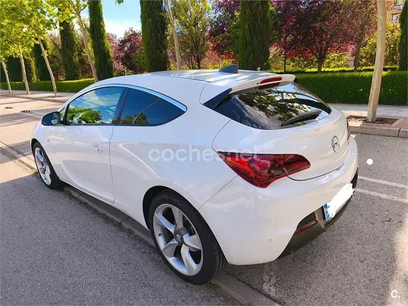 Usado Opel Astra GTC Selective 136 CV (100 kW) 2015 Blanco Berlina