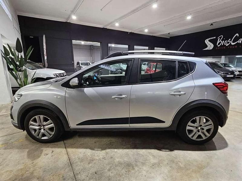 Usado Dacia Sandero Essentiel 101 CV (74 kW) 2021 Gris Utilitario