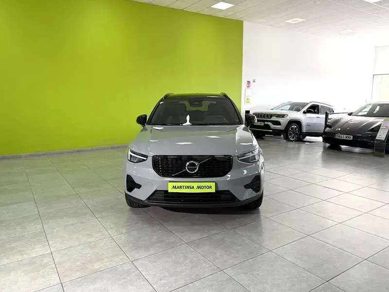 Usado Volvo XC40 Plus 163 CV (119 kW) 2024 Gris / plata SUV