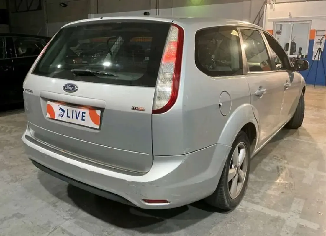 Usado Ford Focus Titanium 90 CV (66 kW) 2008 Gris Utilitario