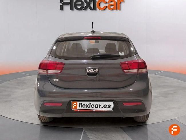 Usado Kia Rio 84 CV (61 kW) 2022 Gris Berlina