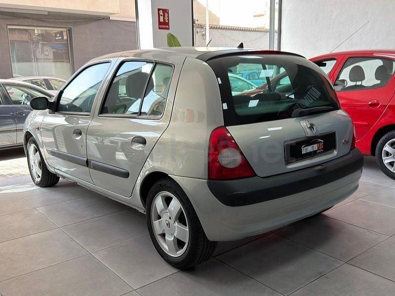 Usado Renault Clio II Dynamique 98 CV (72 kW) 2001 Gris / plata Berlina