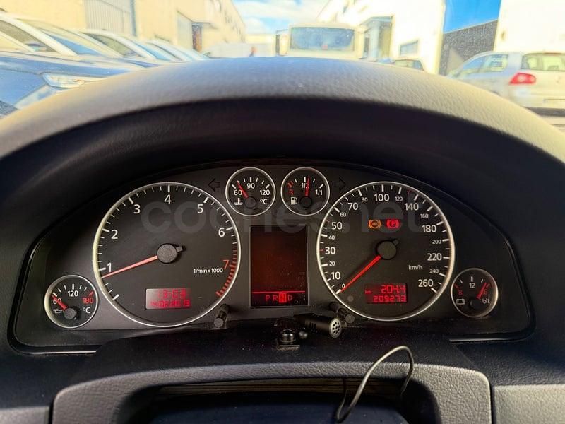 Usado Audi A6 150 CV (110 kW) 2002 Gris / plata Berlina