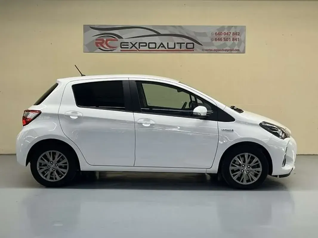 Usado Toyota Yaris Hybrid Active 99 CV (72 kW) 2020 Blanco Utilitario