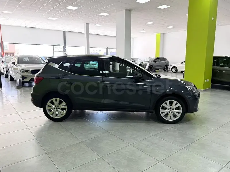 Usado Seat Arona Xperience 110 CV (80 kW) 2021 Gris / plata SUV