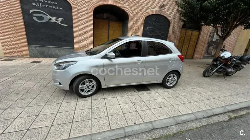 Usado Ford Ka Plus Ultimate 85 CV (62 kW) 2017 Gris / plata Utilitario