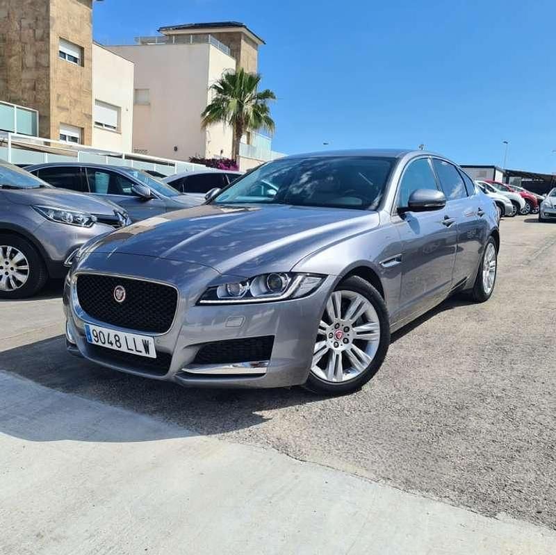 Usado Jaguar XF Sportbrake Prestige 179 CV (131 kW) 2021 Gris Familiar