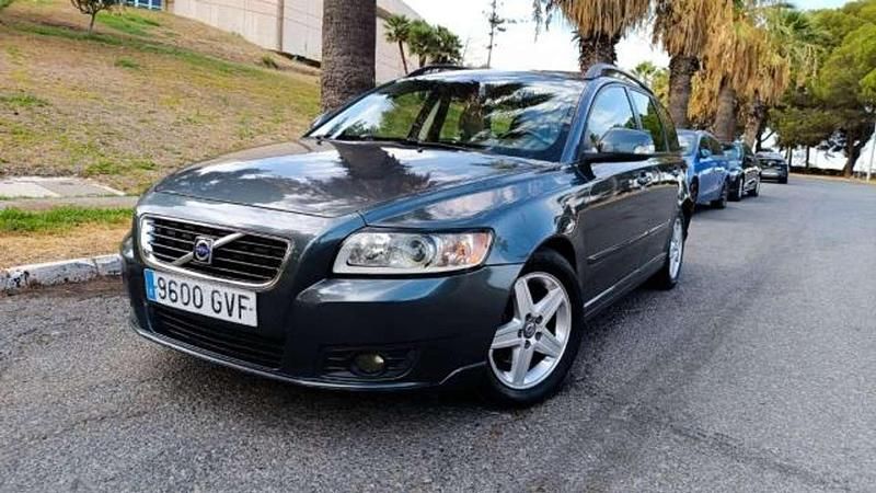 Usado Volvo V50 109 CV (80 kW) 2010 Plateado Familiar
