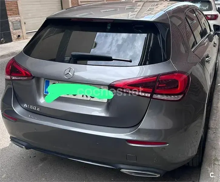 Usado Mercedes A180 109 CV (80 kW) 2019 Gris / plata Berlina