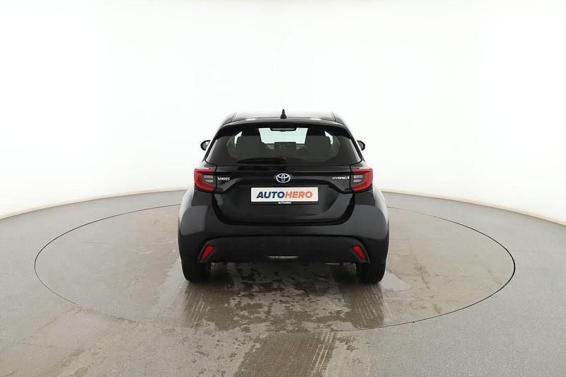Käytetty Toyota Yaris Hybrid Active 116 HP (85 kW) 2021 Musta Sedan