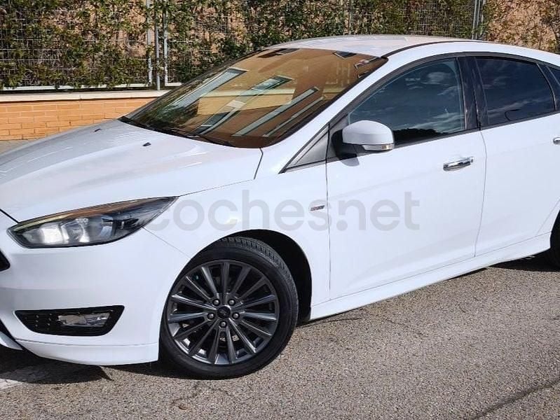 Usado Ford Focus ST-Line 125 CV (91 kW) 2017 Blanco Berlina