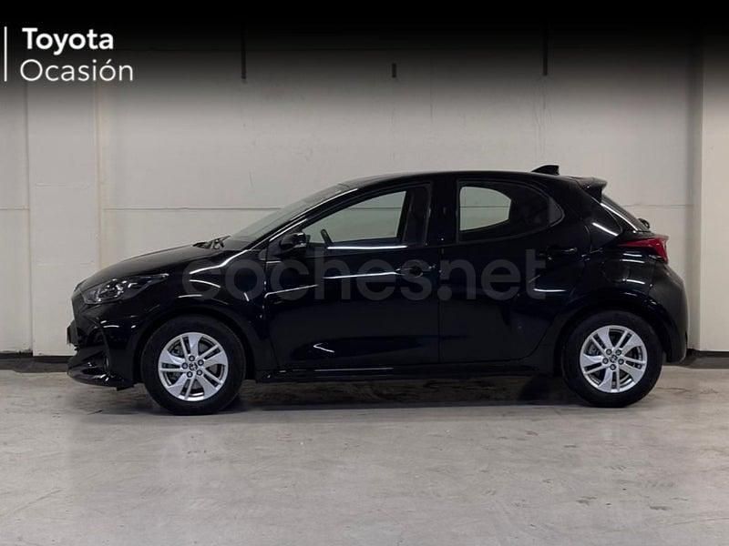 Usado Toyota Yaris Hybrid Active 116 CV (85 kW) 2022 Negro Berlina