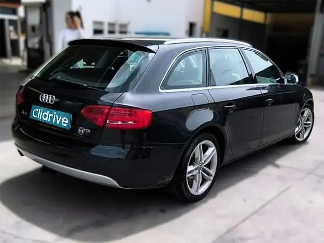 Usado Audi A4 Premium 140 CV (102 kW) 2011 Negro Familiar