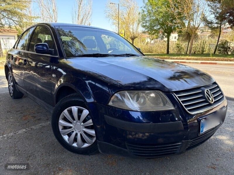 Azul Usado 2002 VW Passat Highline Berlina | 1700 € - Imagen 1/4