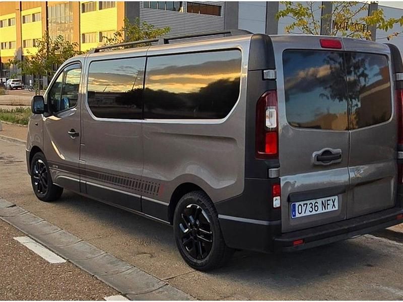 Usado Renault Trafic 115 CV (84 kW) 2015 Gris / plata Monovolumen