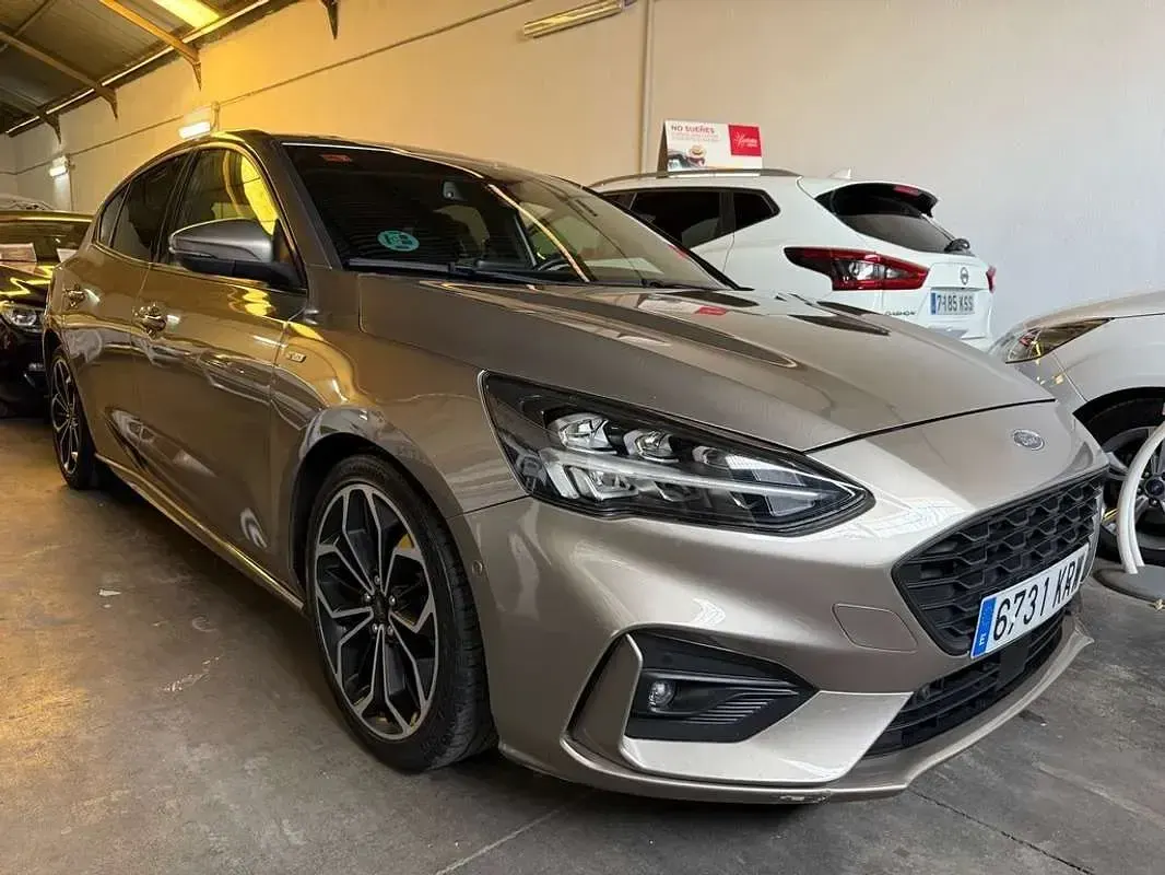 Usado Ford Focus ST-Line 120 CV (88 kW) 2019 Gris Utilitario