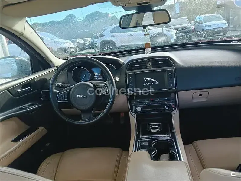 Usado Jaguar XE Portfolio 180 HP (132 kW) 2016 Preto Sedan