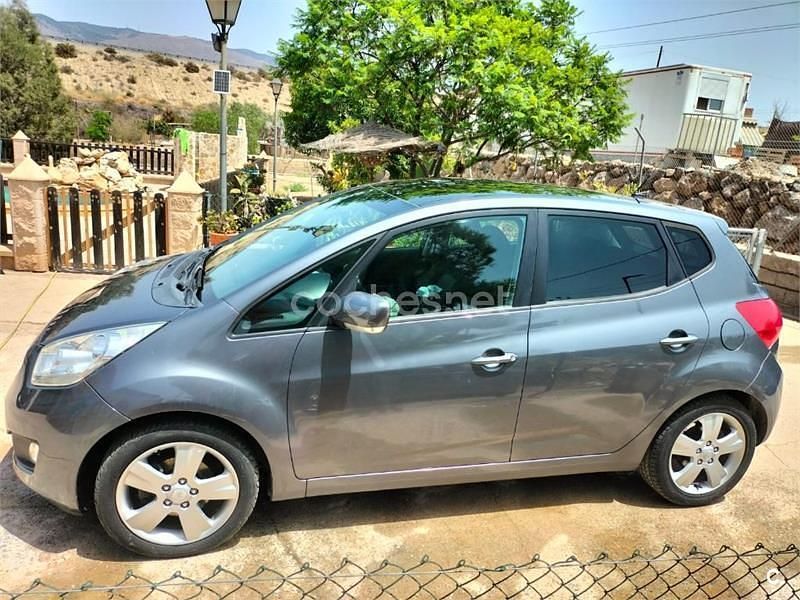 Usado Kia Venga 90 CV (66 kW) 2011 Gris / plata Utilitario
