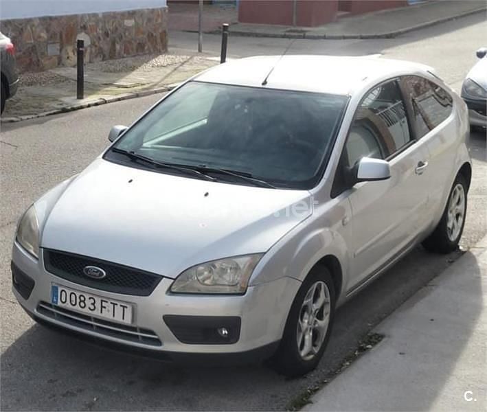 Usado Ford Focus Trend 100 CV (73 kW) 2007 Gris / plata Berlina