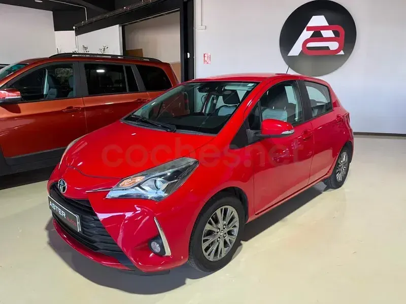Usado Toyota Yaris Active 69 CV (50 kW) 2019 Rojo Berlina