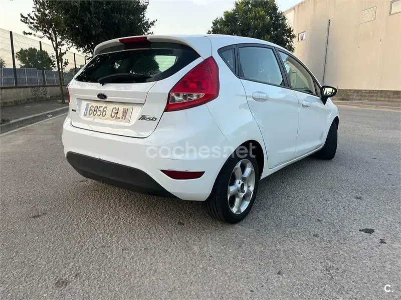 Usado Ford Fiesta Trend 90 CV (66 kW) 2009 Blanco Berlina