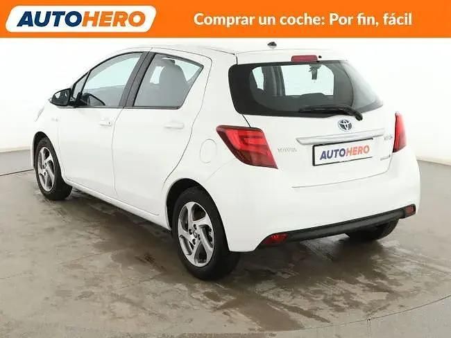 Usado Toyota Yaris Hybrid Active 100 CV (73 kW) 2016 Blanco Berlina
