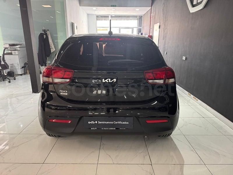 Usado Kia Rio 100 CV (73 kW) 2023 Negro Berlina