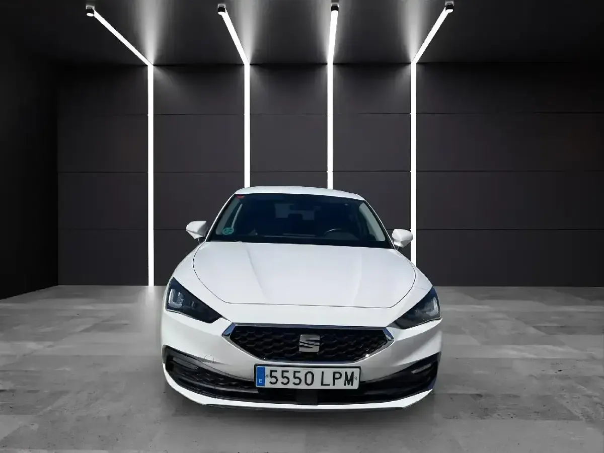 Usado Seat Leon Style 130 CV (95 kW) 2021 Blanco
