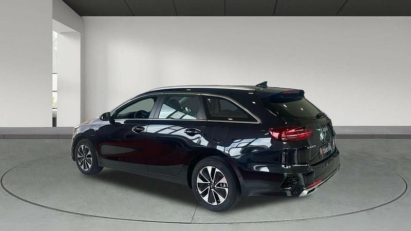 Usado Kia Ceed 141 CV (103 kW) 2025 Negro Utilitario