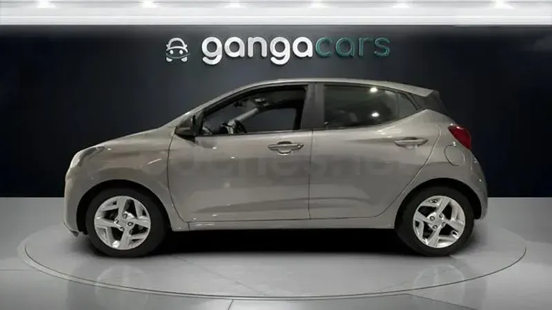 Usado Hyundai i10 67 CV (49 kW) 2022 Gris Utilitario