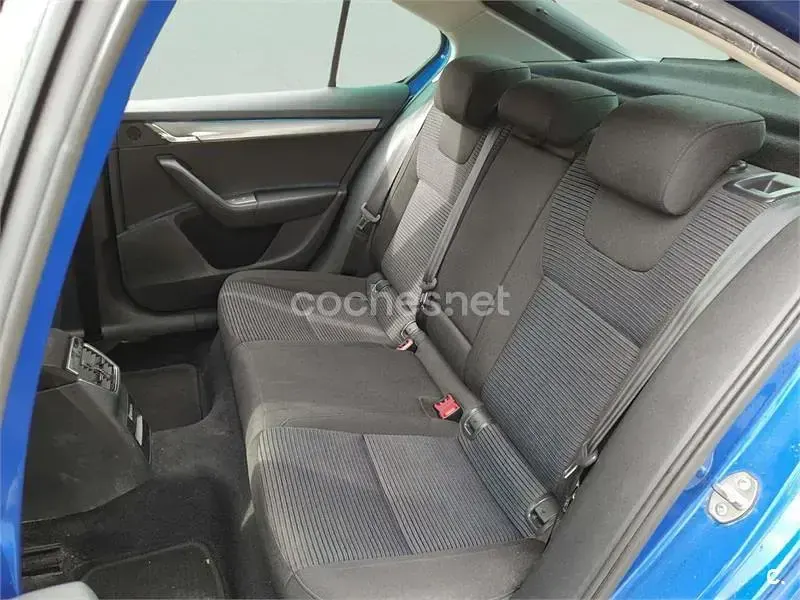 Usado Skoda Octavia Executive 160 CV (117 kW) 2017 Azul Berlina