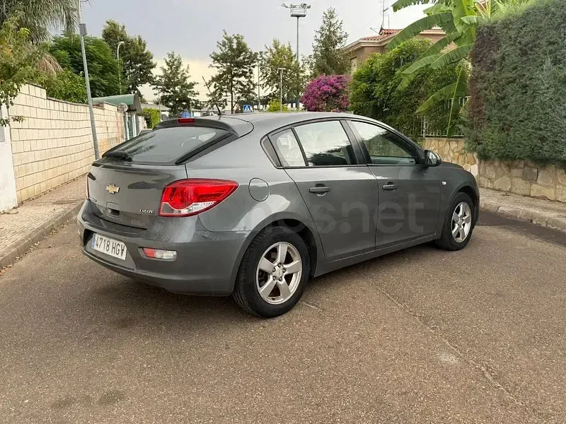 Usado Chevrolet Cruze LT 124 CV (91 kW) 2011 Gris / plata Berlina