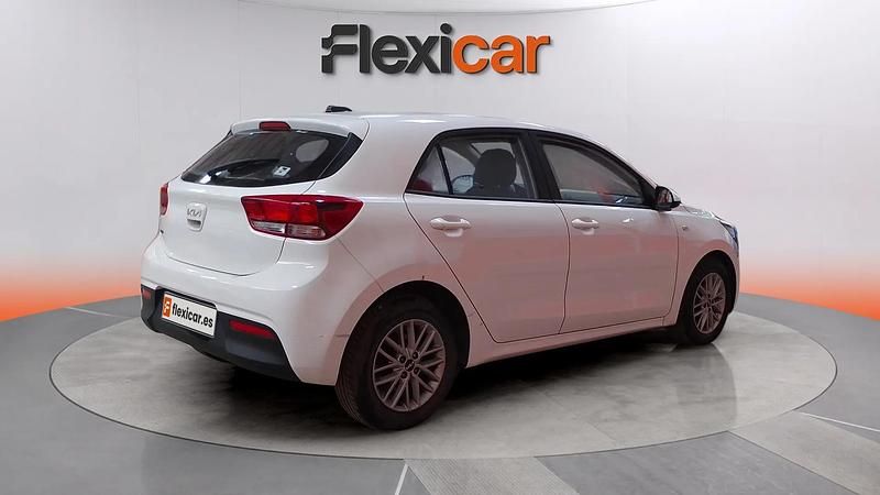 Usado Kia Rio 84 CV (61 kW) 2022 Blanco Utilitario