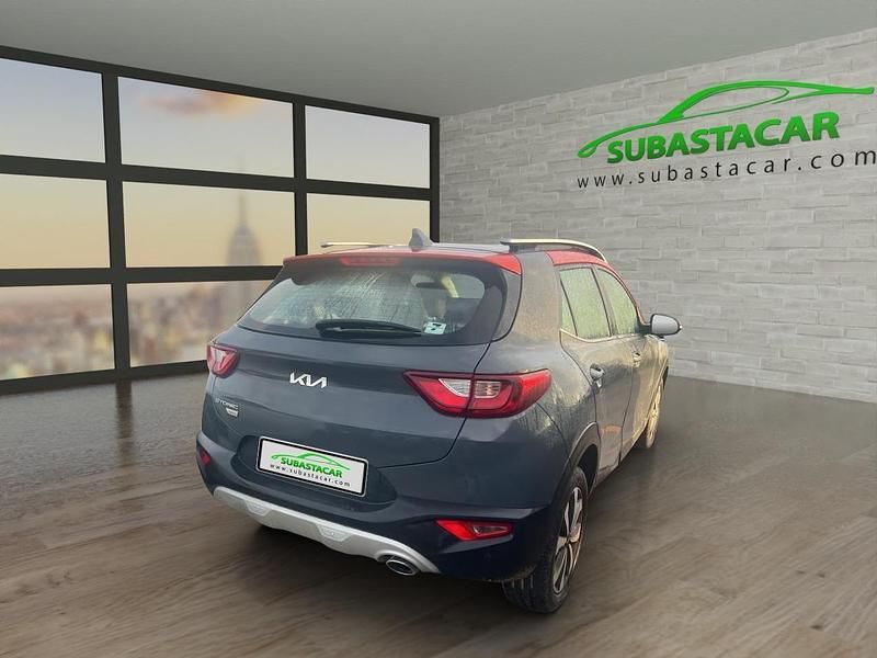 Usado Kia Stonic 120 CV (88 kW) 2021 Gris metalizado SUV