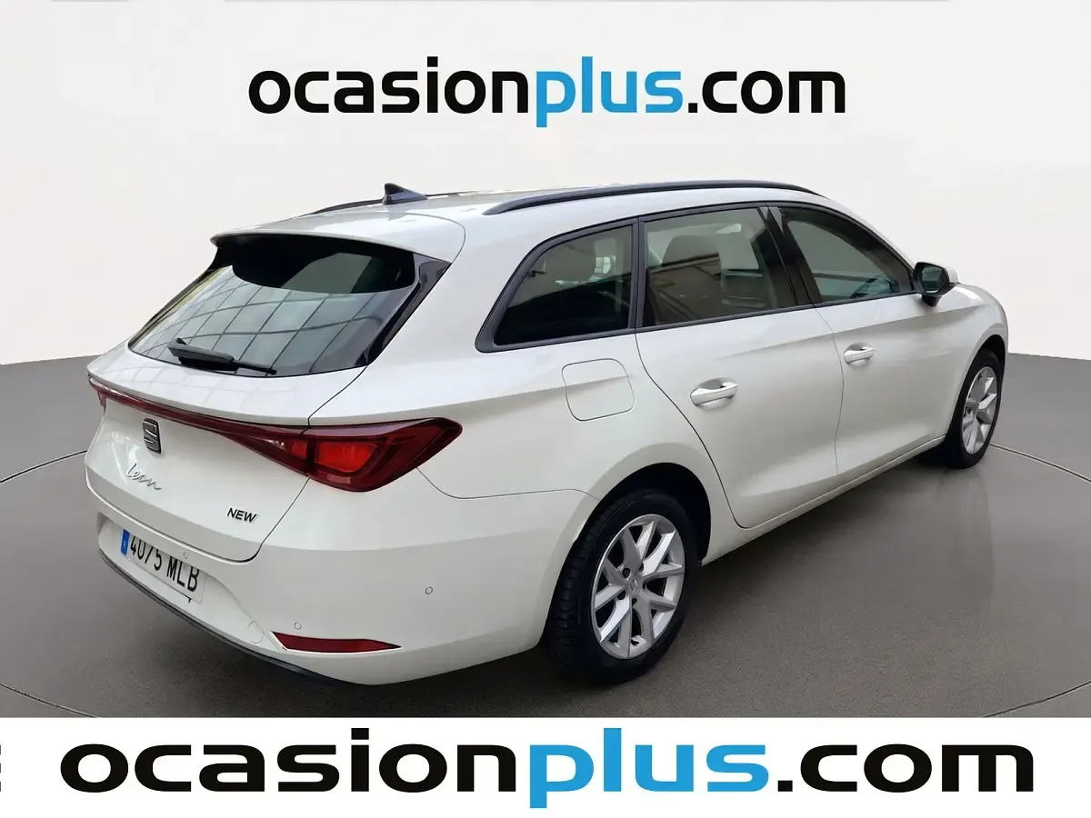 Usado Seat Leon Style 150 CV (110 kW) 2023 Blanco Monovolumen