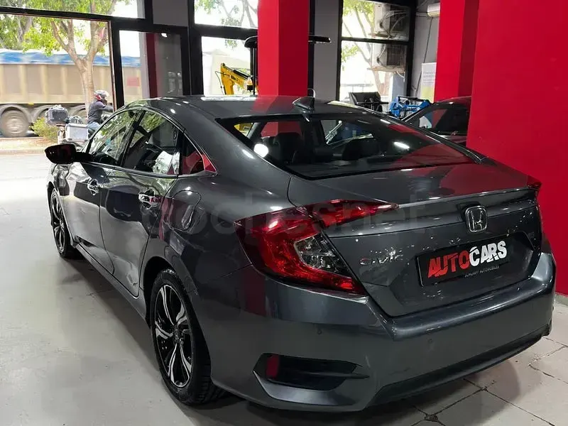 Usado Honda Civic Executive 120 CV (88 kW) 2019 Gris / plata Berlina
